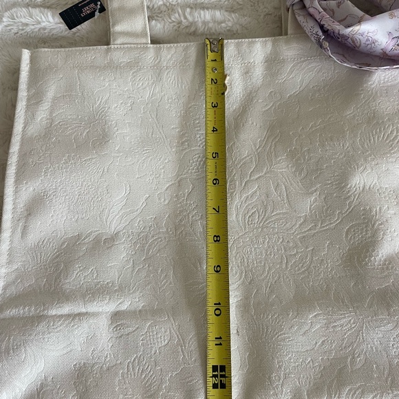 VICTORIA'S SECRET OFF WHITE BAG W/ PURPLE FLORAL SCARF NEW WITH TAGS "FLAW" - Picture 13 of 16